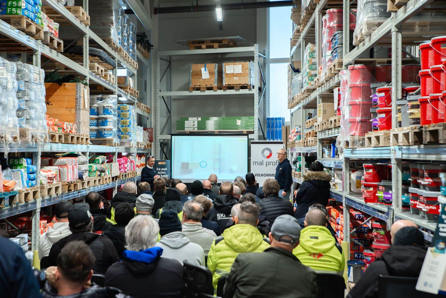 Bilde av kurslokalet med mye mennesker i